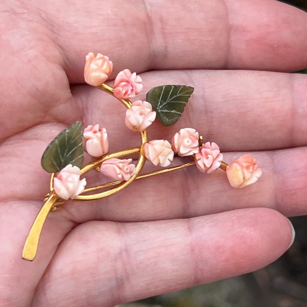 Vintage Swoboda Carved Coral Flowers & Jade Leaf Brooch, 2" Long, 10 Roses - Picture 2 of 13